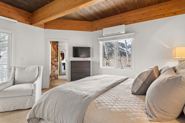 Building Photo - 164 Eastwood Rd