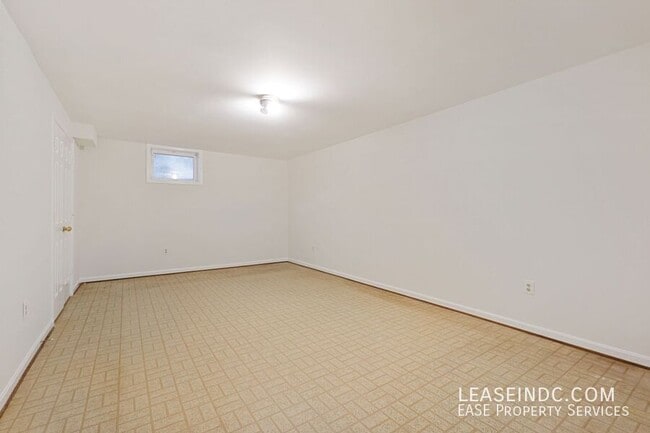 Building Photo - 3204 Ellicott St NW