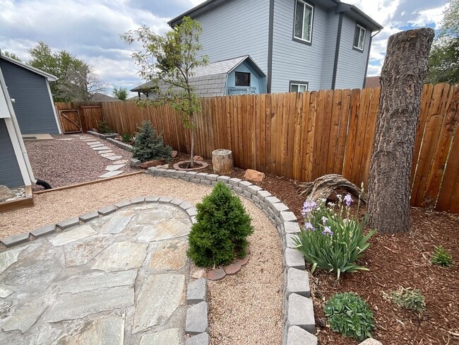 Building Photo - 3 Bedroom Home Available Near E Woodmen Rd...