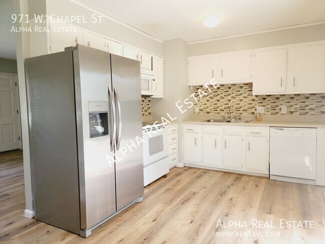 Building Photo - Pet friendly home with level fenced back y...