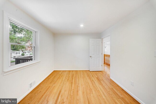 Building Photo - 2933 Arizona Ave NW