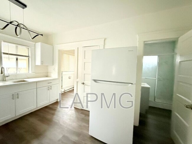 Building Photo - 1910.5 Daly St