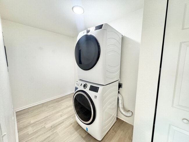 Building Photo - ** FAIRWAY PRESERVE ** 2 BED / 2 BATH CONDO - PET OK! - NORTH NAPLES - ANNUAL RENTAL