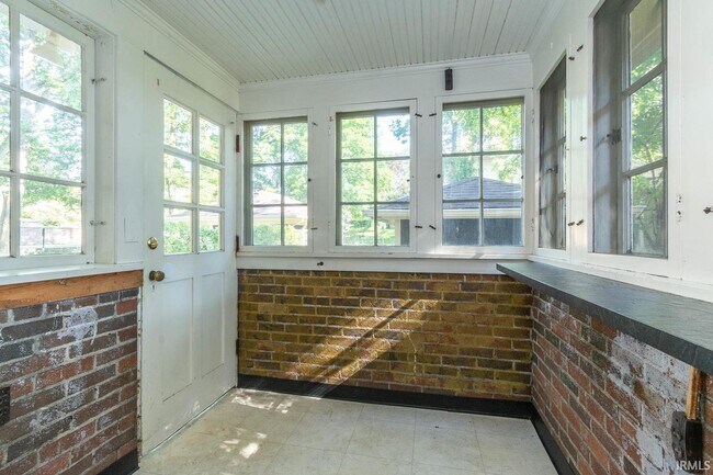Building Photo - 219 E 8th St
