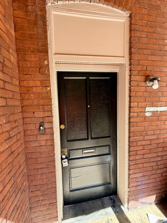 Building Photo - 2 Bedroom, 1 Bath First-Floor Apartment with Balcony & Private Entrance