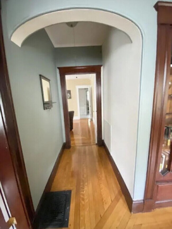 Building Photo - ALLSTON 3 BR Apartment - 9/1