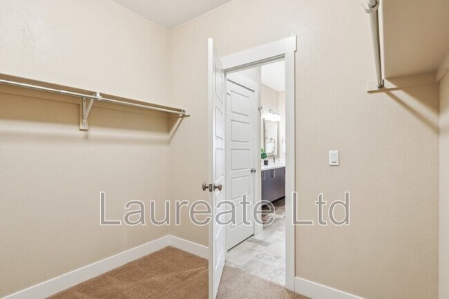 Building Photo - 5438 Valentia St