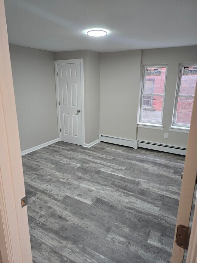 Building Photo - 3 Bedroom 1Bath Newly Renovated Apt- 228 M...