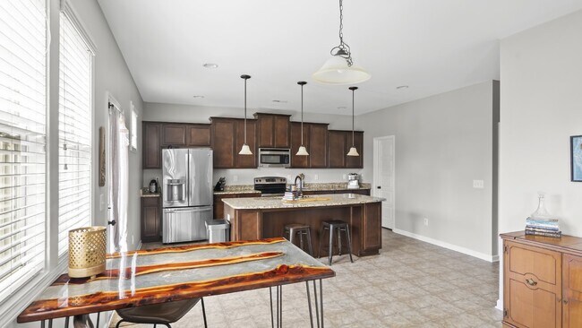 Building Photo - Towne Pointe