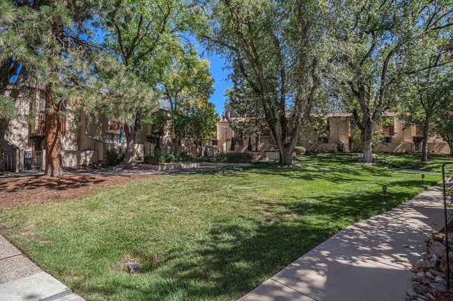 Building Photo - Well Maintained 2 Bed, 2 Bath Townhome in ...