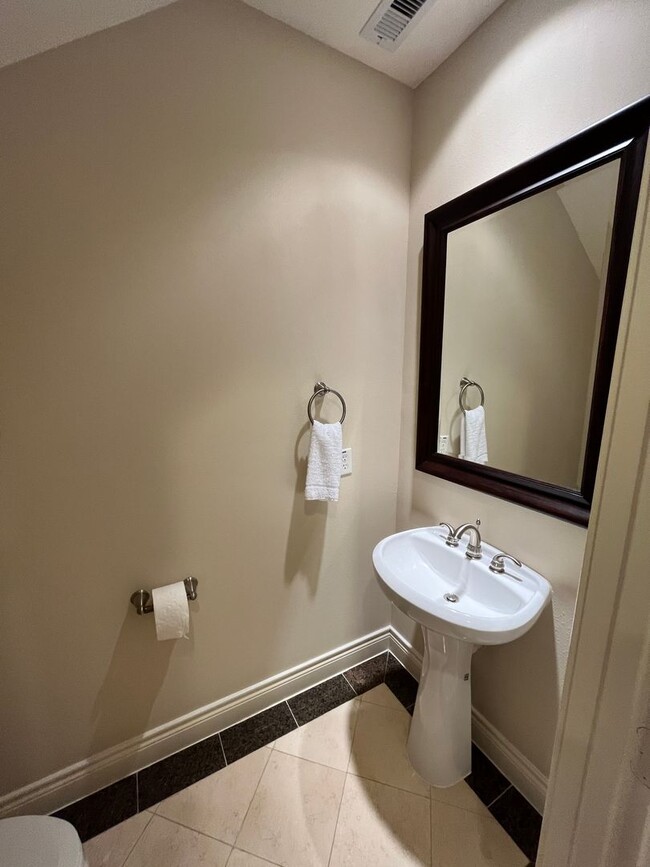 Building Photo - Wonderful 4/3.5 Townhome
