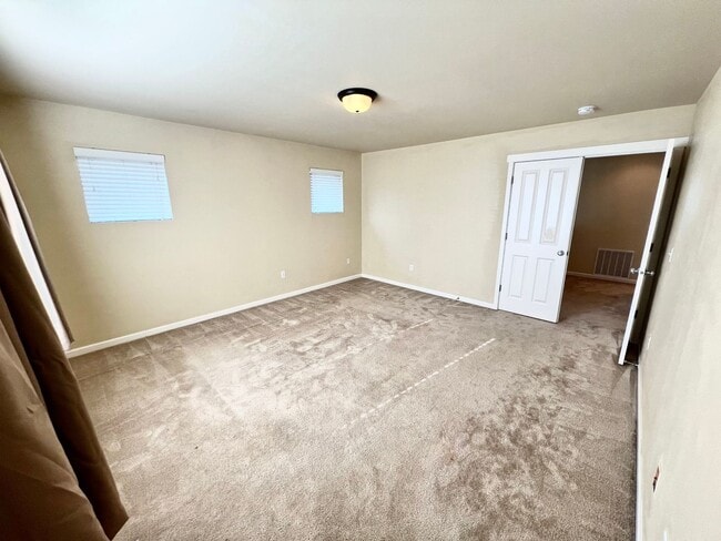 Building Photo - MOVE IN READY: 4bd 2.5ba 2,086 sq ft