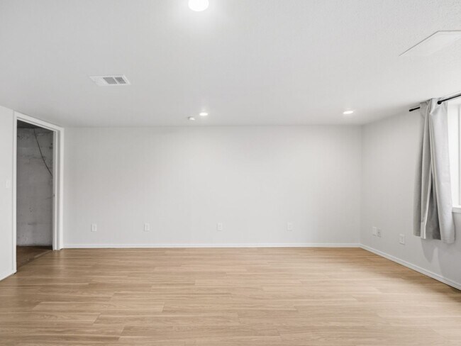 Building Photo - 2403 W Everett Ave