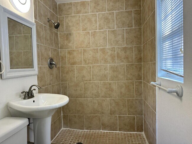 Building Photo - 119 E Ridgewood Ct