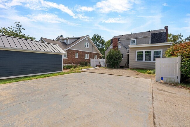 Building Photo - 943 Nutwood St