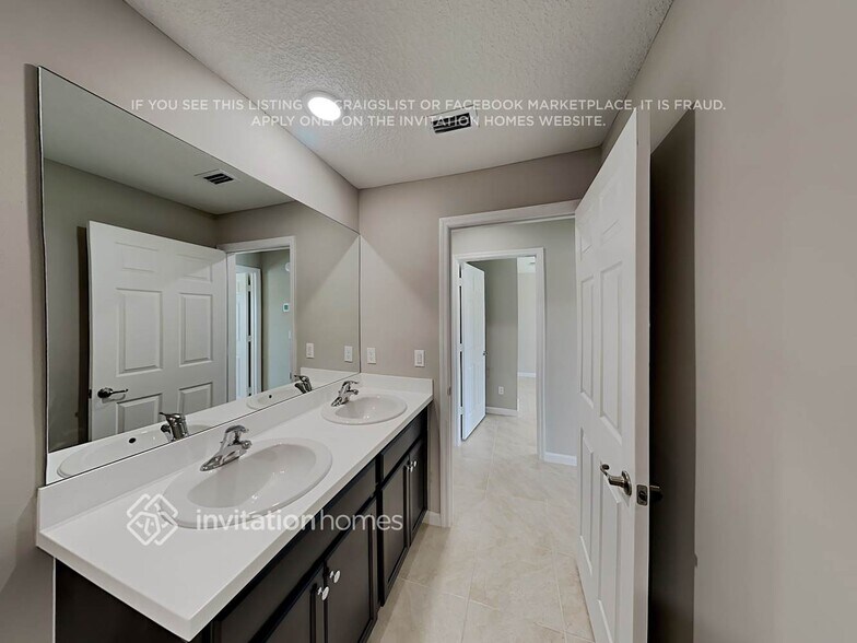 Building Photo - 373 NW Avens St