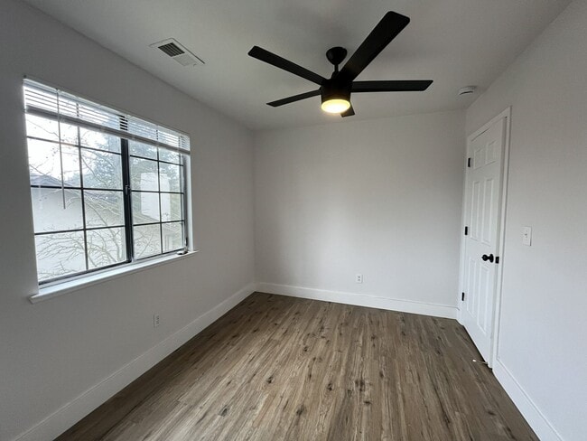 Building Photo - 3 bedroom, 3 bathroom home in the heart of Elk Grove