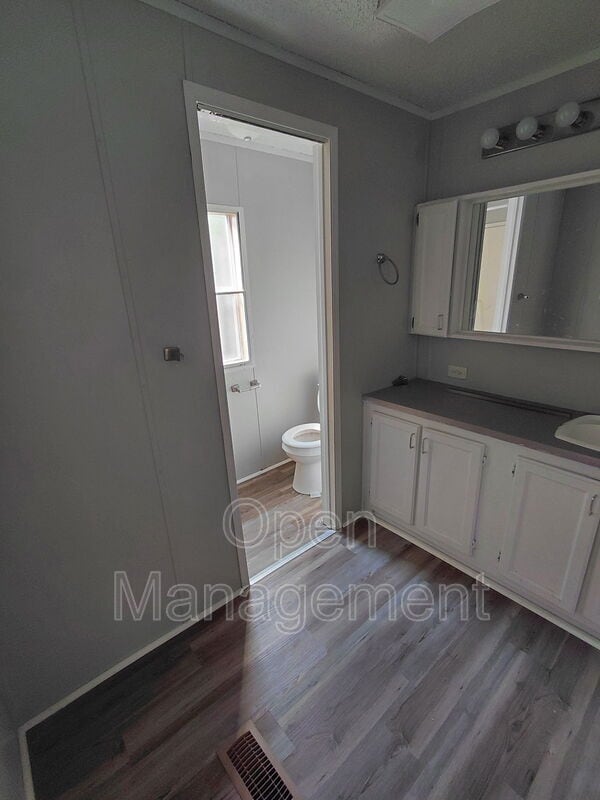 Building Photo - 301 Mantle Ave