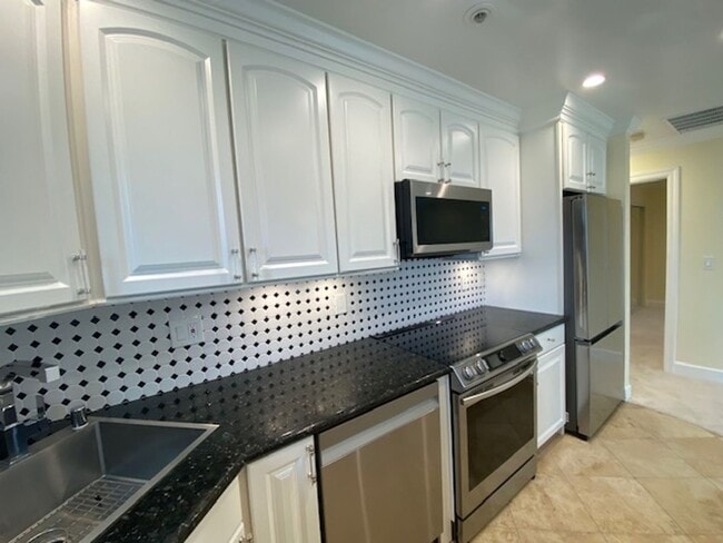 Building Photo - Bright & Stylish Monterey Condo