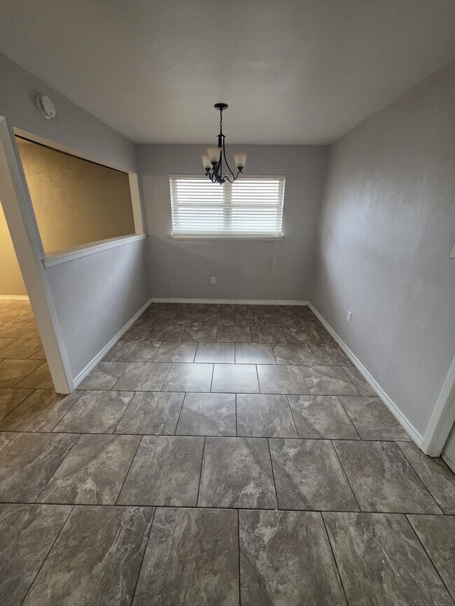 Building Photo - 3 bed 2 bath home with 2 car garage!
