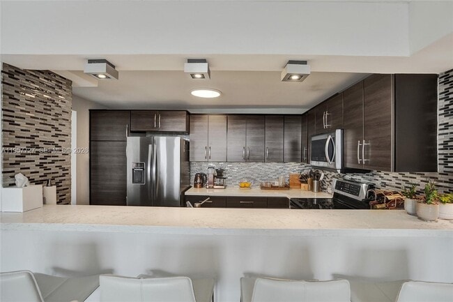 Building Photo - 10000 W Bay Harbor Dr