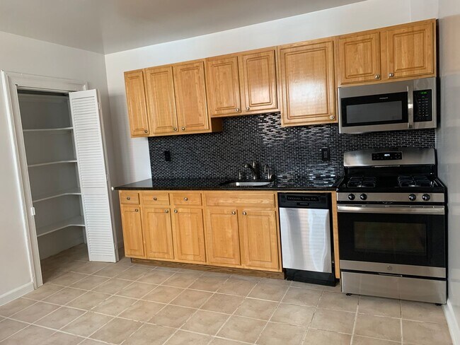 Building Photo - 142 Walnut St