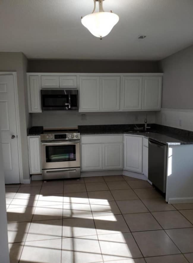 Building Photo - 3 BR/ 1 BA Ranch Style Home in Summerville!