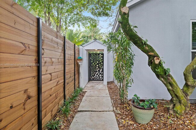 Building Photo - 2558 Trapp Ave