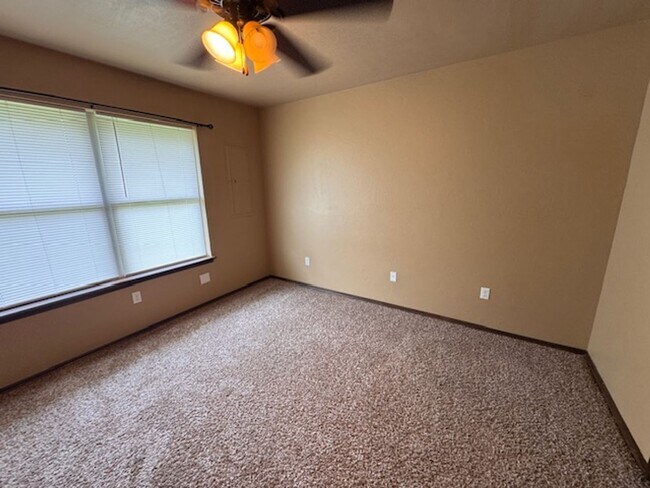 Building Photo - 3 bed 2 bath duplex in Chickasha