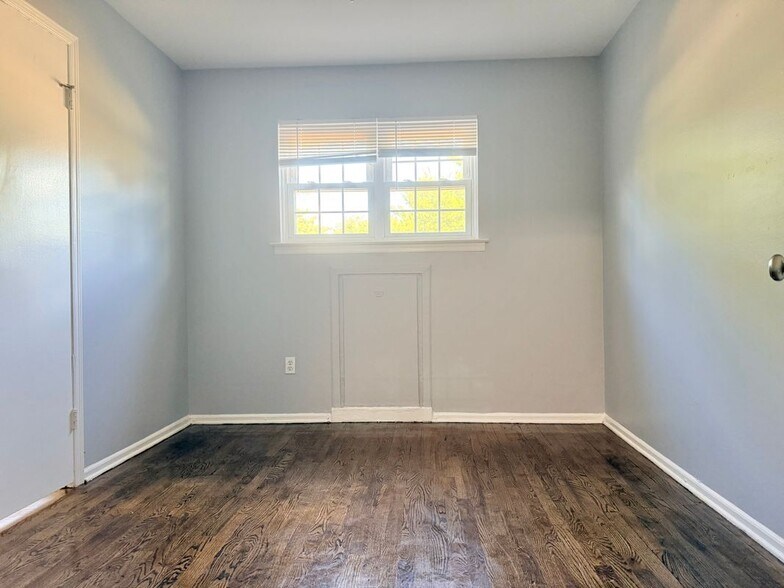 Building Photo - 128 College Dr