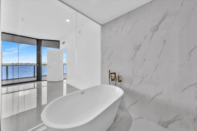 Building Photo - 700 NE 24th St