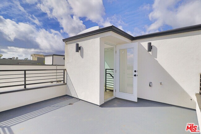 Building Photo - 11816 Gilmore St