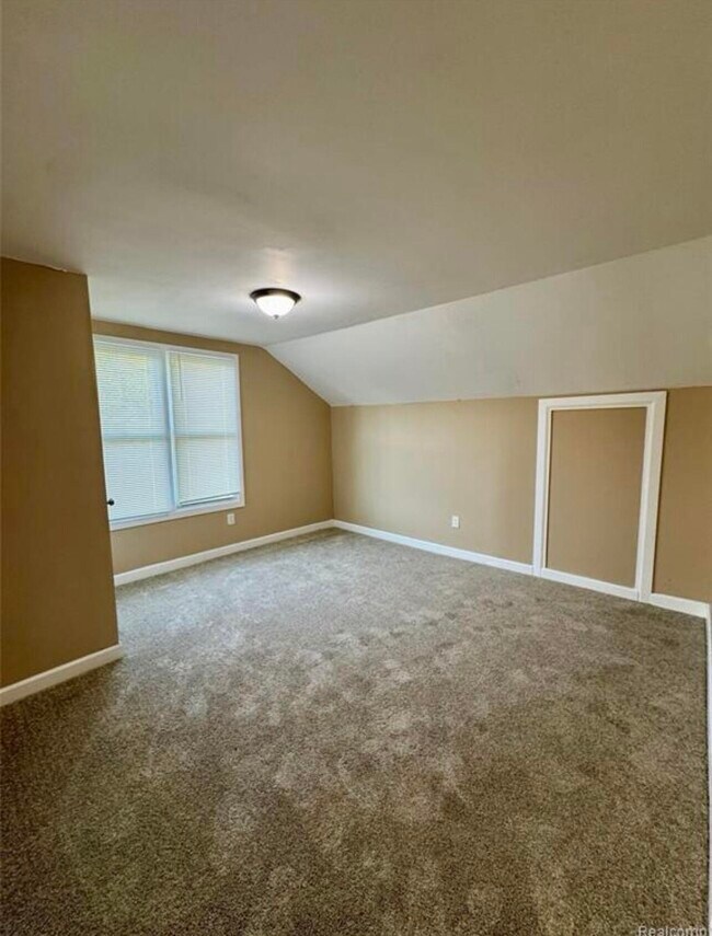 Building Photo - 18488 Fairport St