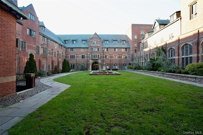 Building Photo - 403 Chateau Rive