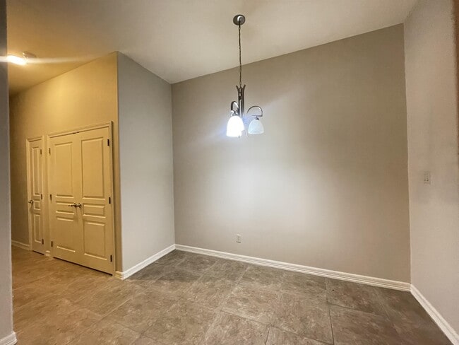 Building Photo - 2815 Mimosa St