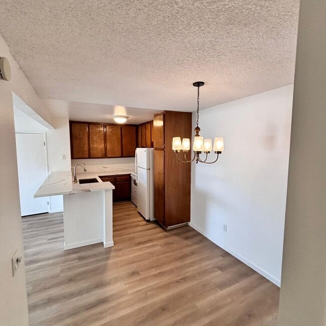 Building Photo - LIGHT & BRIGHT UPGRADED, 2 BEDROOM CONDO, ...