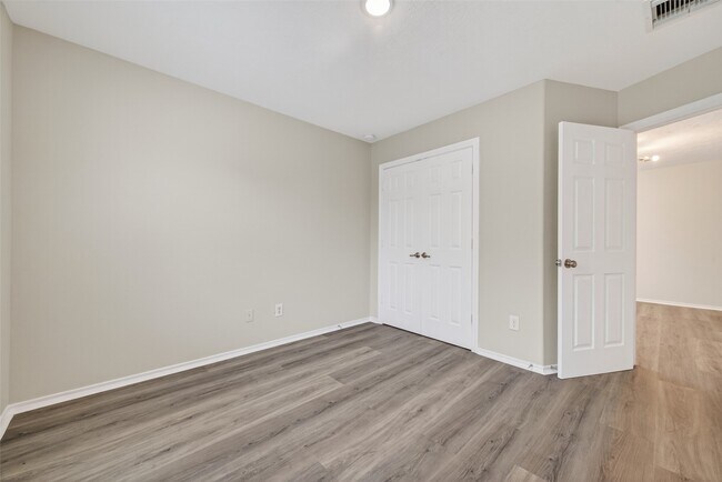 Building Photo - 6915 Great Oaks Shadow Dr