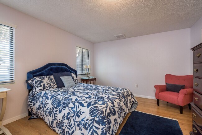 Building Photo - Beautifully Maintained 2-Bedroom, 2-Bath Villa in Tarpon Springs