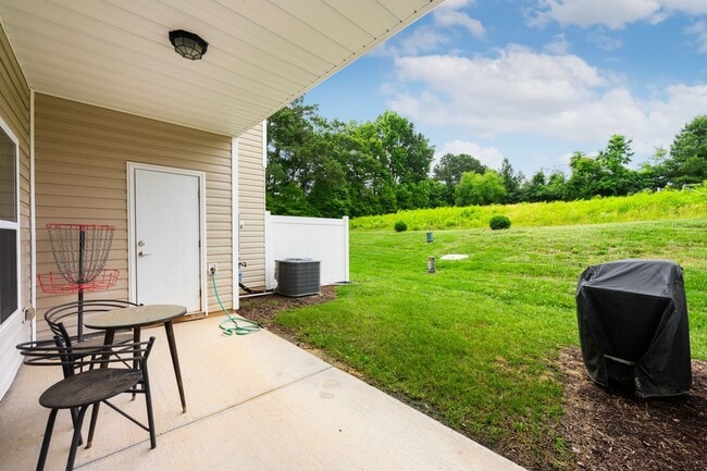 Building Photo - 3-Bedroom Townhome Available Eary July!