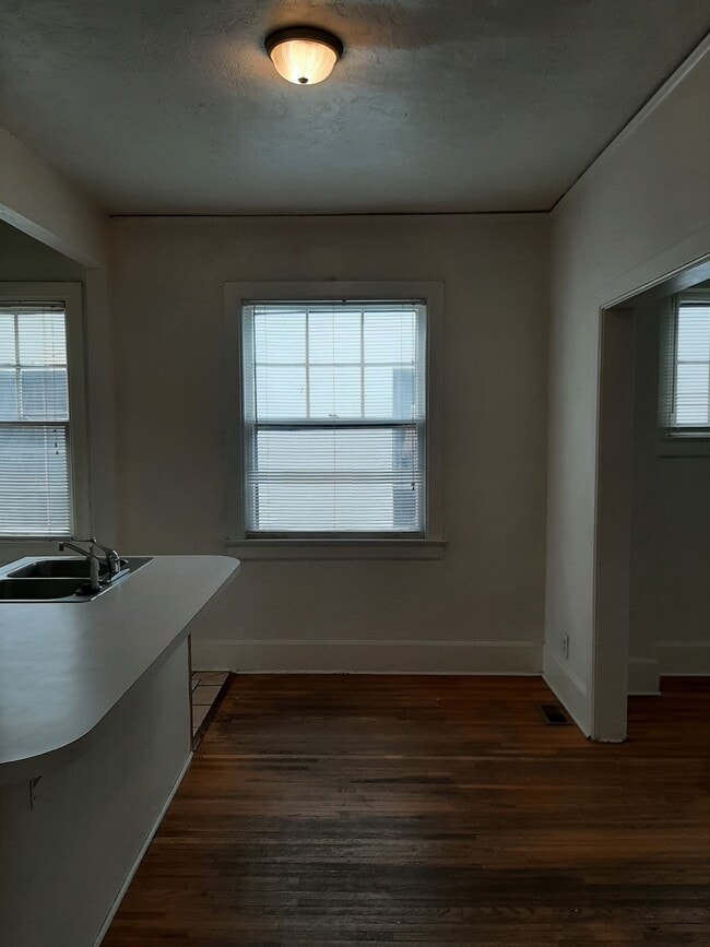 Building Photo - 715 16th St