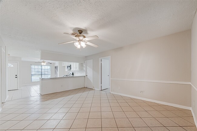 Building Photo - 2021 Kingsdale Dr