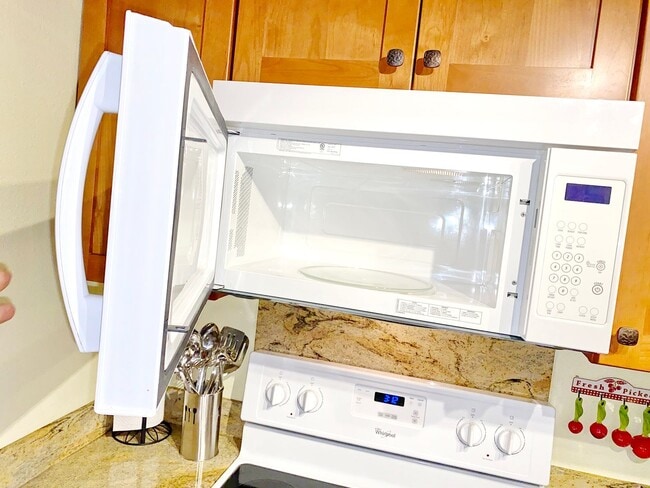 Building Photo - Beautiful and Bright, Nicely Furnished top floor Keonekai Villages condo-- recently remodeled and...