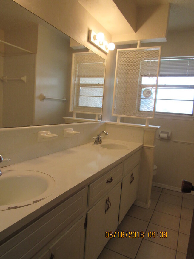 Building Photo - Great home located in Carriage Hills,