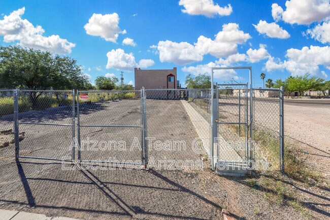 Building Photo - 312 E 24th St