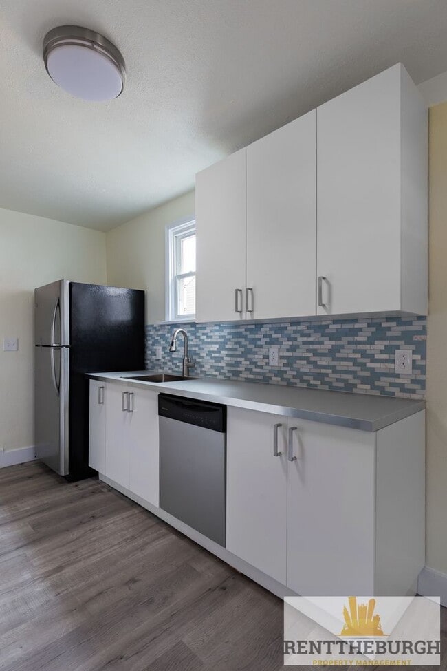 Building Photo - Updated 4BR 2 Full Bath House with Parking!