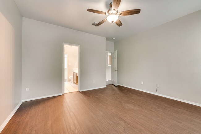 Building Photo - Great Location in Desoto!!