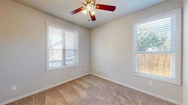 Building Photo - 914 Fairview Ave