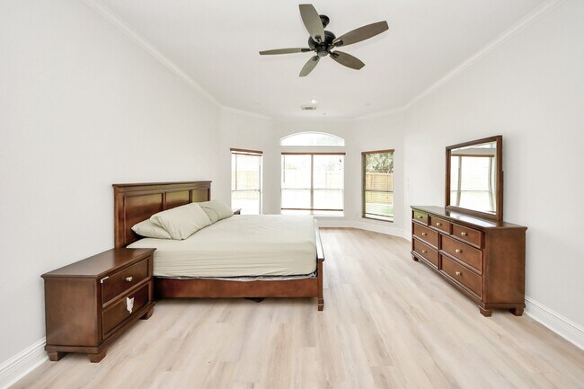Building Photo - 527 Little River Ct