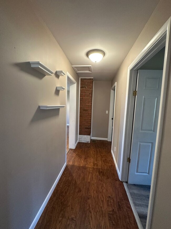 Building Photo - 3 Bdrm/1 Bath Brick Home  Kingsport TN