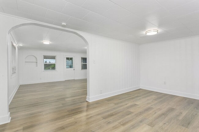 Building Photo - 2BR Upstairs Unit with Mountain Views & Private Yard – Tacoma Living at Its Best